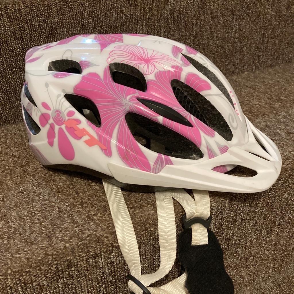 Weißer Fahrradhelm mit rosa Blumenmuster für Mädchen; Größe: kleinster Kopfumfang 52 cm, größter 62 cm