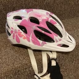 Weißer Fahrradhelm mit rosa Blumenmuster für Mädchen; Größe: kleinster Kopfumfang 52 cm, größter 62 cm