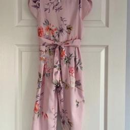 Gorgeous floral jumpsuit for gorgeous little princess. 

Worn a couple of hours for party

In like new condition