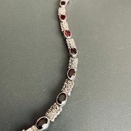 Armband aus Silber mit Rubinen und Schwarz Diamanten. Länge 19cm
Mit einem Sicherheitsverschluss ausgestattet.