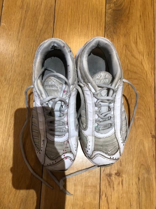 Buy & Sell North West London Camden - Photos for Girls White Nike Air Max Trainers (UK Size 5)