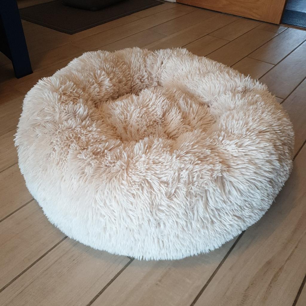 Cream coloured cat bed in excellent condition Hardly used.

Collection from N20