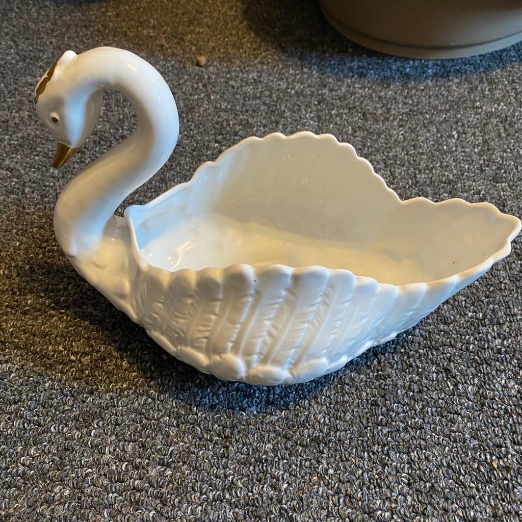 Large swan flower pot China
In good condition
Height 17 cm
Width 35 cm

Available for collection Blackpool or postage