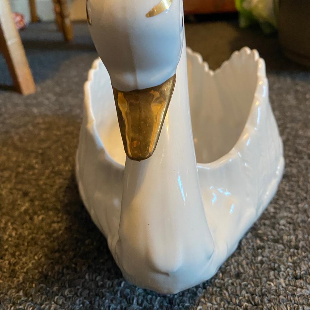 Large swan flower pot China
In good condition
Height 17 cm
Width 35 cm

Available for collection Blackpool or postage