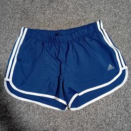 New with tags
Ladies Running Shorts
Size M3 (10)
Navy and White !!
