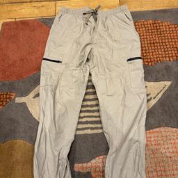 A lovely pair of cargo trousers from new look men’s in large . Cuffed legs and zipped pockets . 
Uk postage only