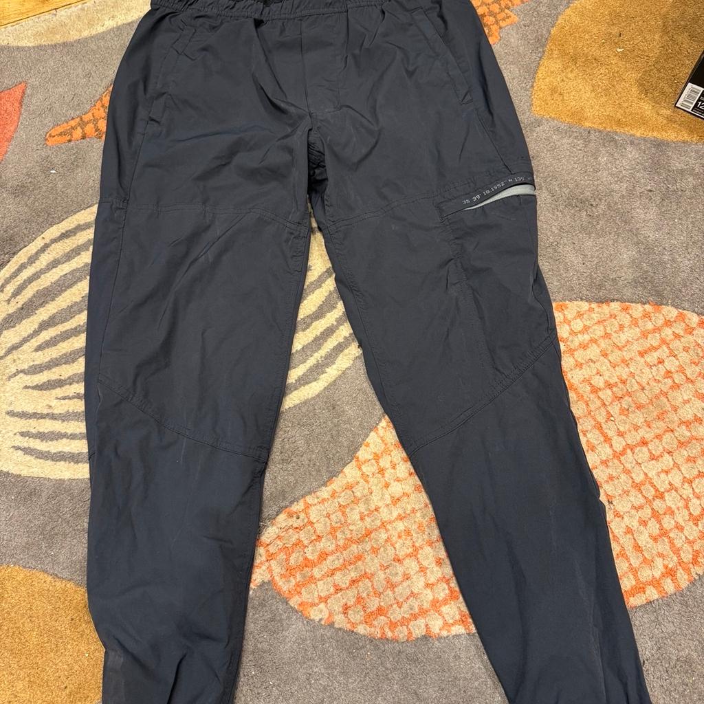 Regular fit , shell type trousers .
