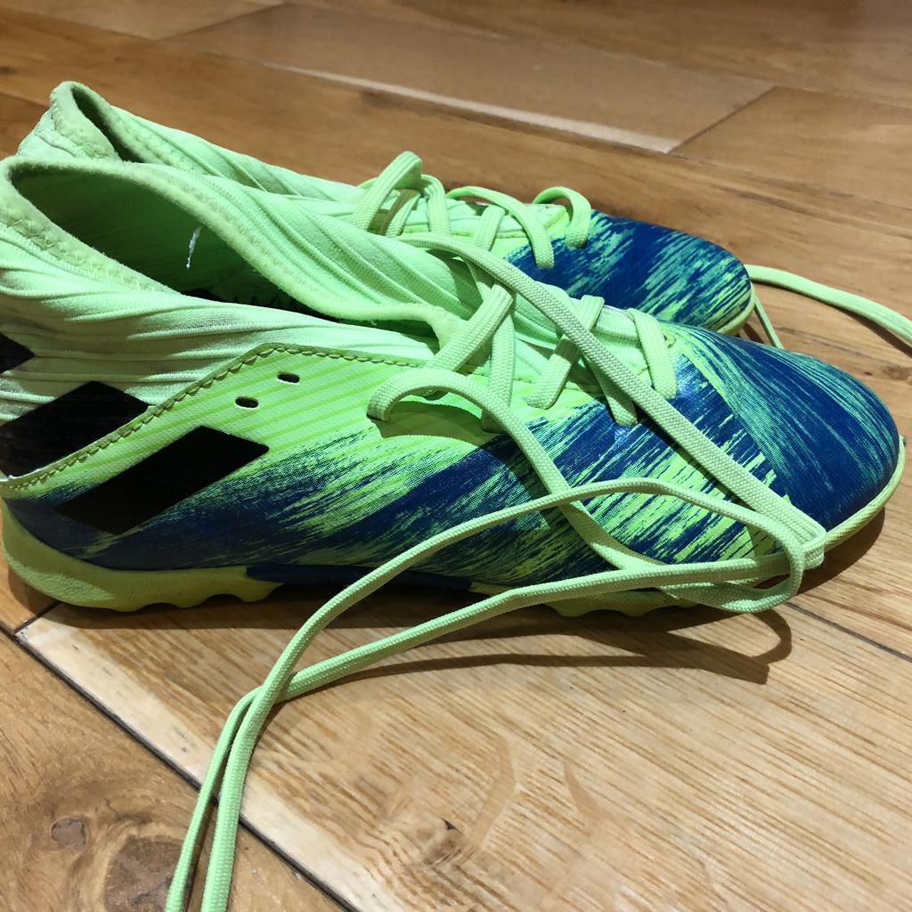 boys football boots size 2.5