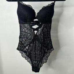 Worn once || size 34B cup

You can wear it as lingerie or with trousers skirts etc

it can fit a C that’s what I am depends how you like it fitting you

#blacklingerie #lingerie #blacklace #blackclothing #paddedbra