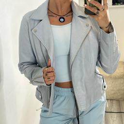 Used a couple times great overall condition || light blue coat / jacket with zip detail 

Size 12 

-very comfy and breathable
-beautiful detailing 
-makes your figure look amazing 
-trendy and aesthetic 

Only fault is I hung it up on a shit hanger and it damaged the neckline. It’s fixable btw & not really visible when u’re wearing it

Beautiful jacket overall 

Rrp : 130£ river island
Price £29.99

#bluejacket #riverisland #bluecoat #lightblue #pastelblue jacket coat throw crewneck y2k early 2000s clothing zipper cyberpunk girl pastel cottage punk