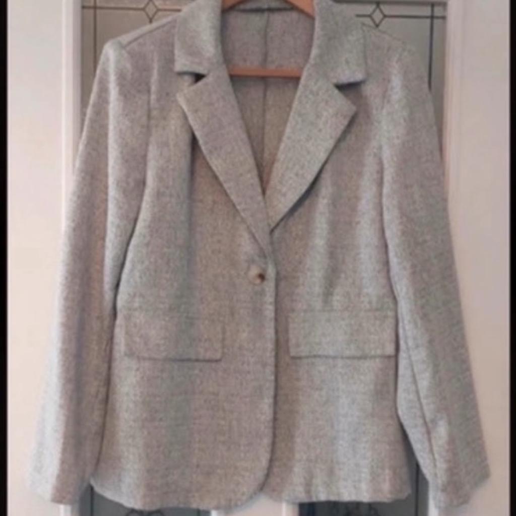 A selection of ladies clothes,

Too size 12 £3.00
Pink coat size 12 £5.00
Grey blazer size 12 £5 (never worn)
Grey coat size 16 £10
Black floral playsuit size 12 £4.00 (never worn)