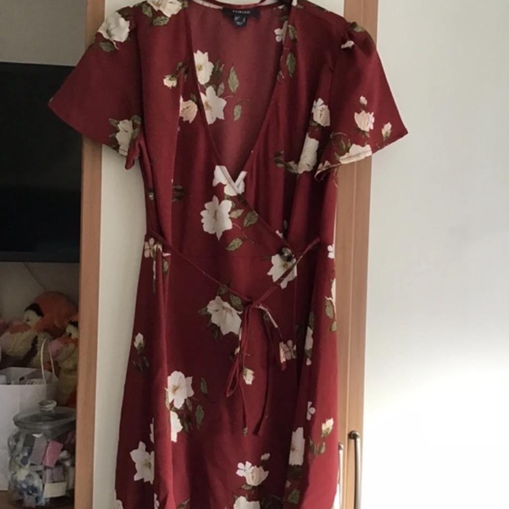 A selection of ladies clothes, mixed sizes and brands

Floral dress size 14 £4.00
Burgundy floral dress size 14 £4.00
Top size 8 £2.50
Light weight jacket size 8 £3.50
Dress size 8 £3.00
