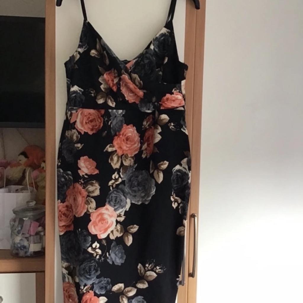 A selection of ladies clothes, mixed sizes and brands

Floral dress size 14 £4.00
Burgundy floral dress size 14 £4.00
Top size 8 £2.50
Light weight jacket size 8 £3.50
Dress size 8 £3.00
