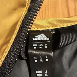 Winterjacke von Adidas wurde dreimal getragen.
Keine Flecken