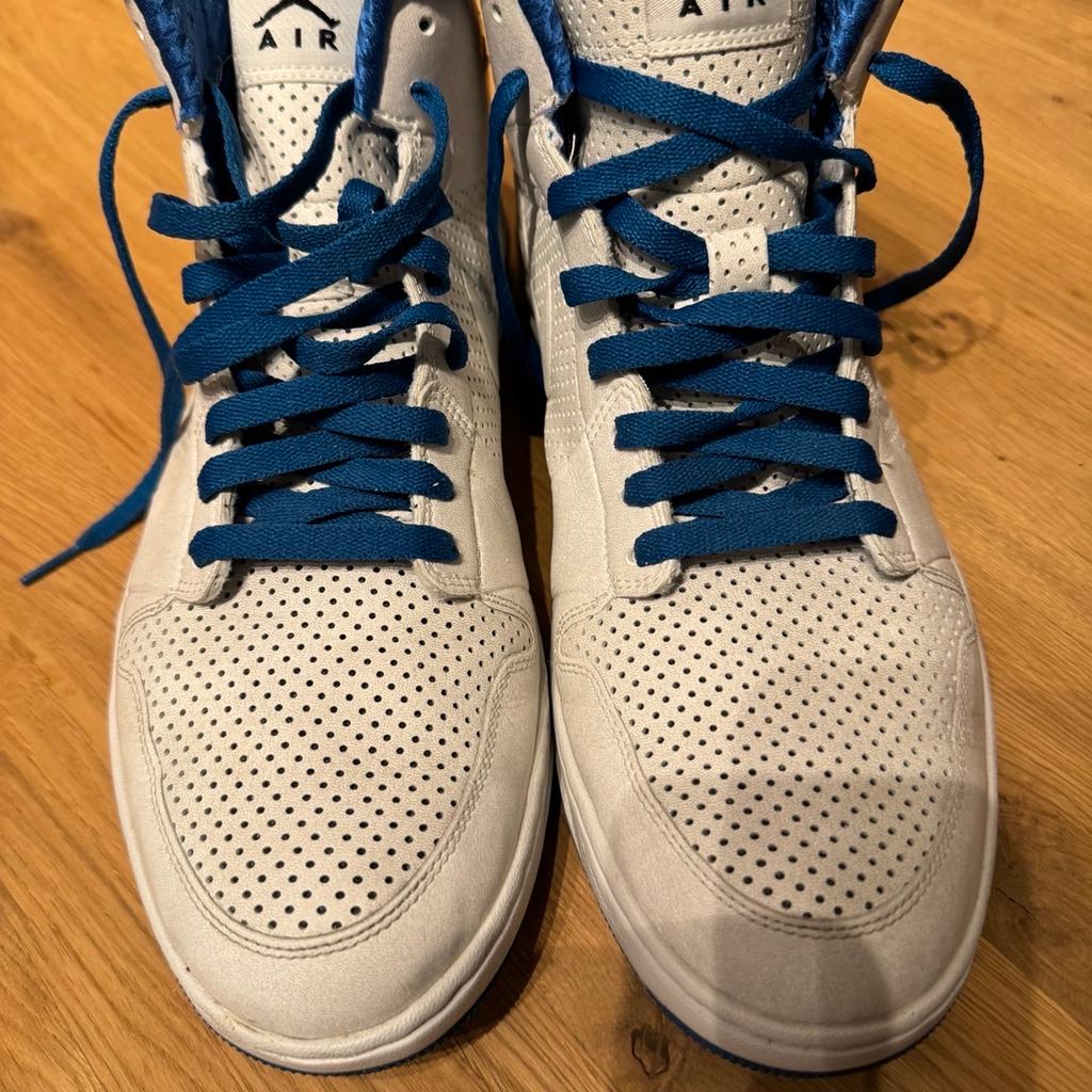 Nike Air Jordan in weiß blau, wie Neu ! siehe Bilder. Preis ist VB, Abholung erwünscht, Versand möglich gegen Aufpreis natürlich.