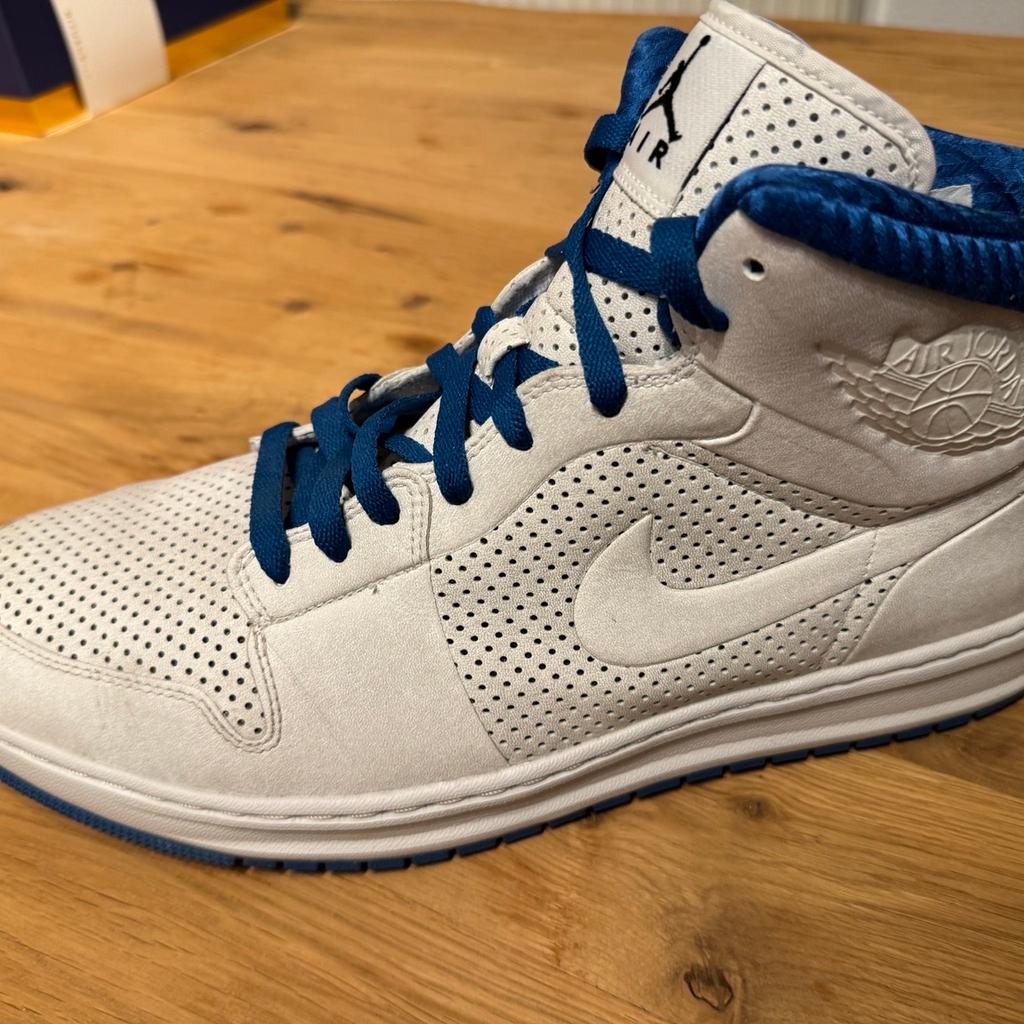 Nike Air Jordan in weiß blau, wie Neu ! siehe Bilder. Preis ist VB, Abholung erwünscht, Versand möglich gegen Aufpreis natürlich.