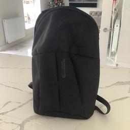 Mountain warehouse black Rucksack.
Ideal for camping flasks , or gym towel and bottle , or for travelling light around city on a bike. Genuine reason for sale , Christmas present