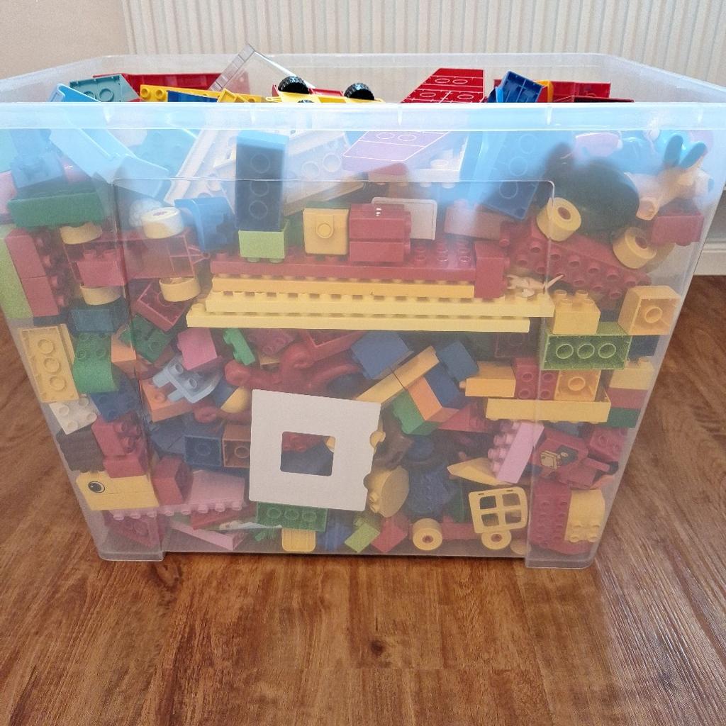 Große bunt gemischte Kiste Lego Duplosteine Tiere Autos Menschen Hausbauteile usw.....