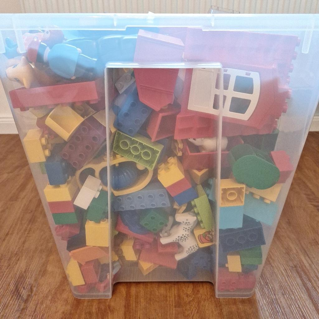 Große bunt gemischte Kiste Lego Duplosteine Tiere Autos Menschen Hausbauteile usw.....