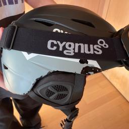 Cygnus Skihelm mit Brille zu verkaufen, mir etwas zu groß, Lack etwas abgesplittert, Material aber in Ordnung, unfallfrei.