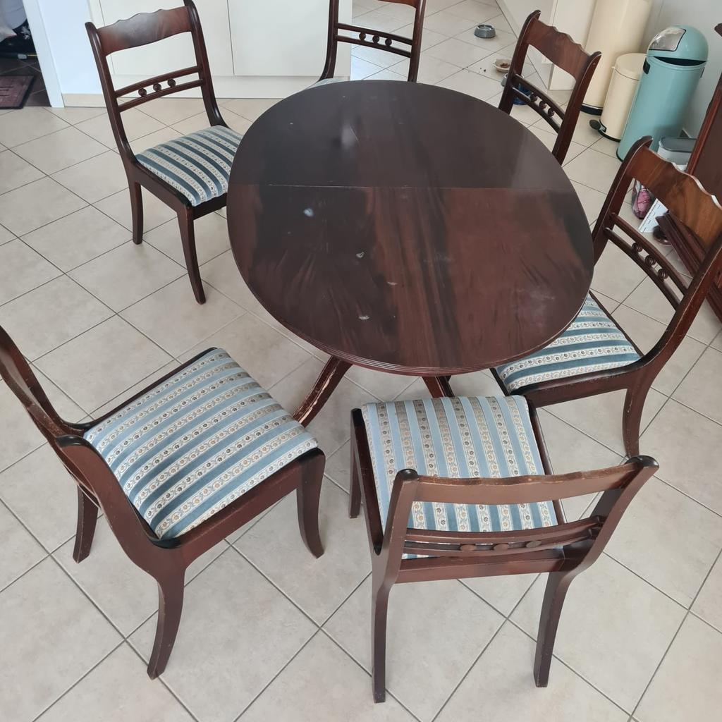 LIEBHABERSTÜCK
Eine Sitzgruppe aus Mahagoni bestehend aus einem Tisch und 6 Stühlen.

Alle Teile sind aus Echtholz.

Der ovale Tisch ist ausziehbar mit einer Tischplatte, die im Tisch versenkt werden kann.
Die 4 Füße haben an den Enden Metallbeschläge
Zum Schutz der Tischplatte gibt es einen Überzug aus Baumwolle.
Maße:
Länge 135cm, ausgezogen 179cm
Breite 95cm
Höhe 75cm

Die 6 Stühle im Sheraton-Style mit Polstern in blau/weiß-gestreift, die rausgenommen werden können.
Maße:
Sitzfläche 45x45cm
Sitzhöhe 48cm
Lehnenhöhe 88cm

Die Möbel haben nach 35 Jahren übliche Gebrauchsspuren, siehe Bilder.
Da die Möbel aus Echtholz sind können sie aber problemlos aufgearbeitet werden.

Preis ist VHB.

Versand ist leider nicht möglich, nur Abholung möglich.