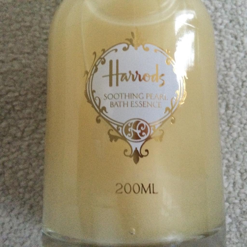 Brand new unopened 200ml in a glass bottle.

Lovely addition to the bathroom and can be refillable

Thank you for looking 😊