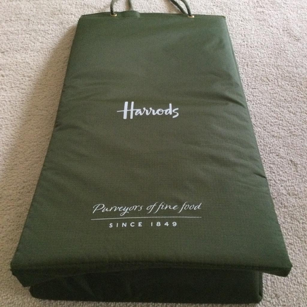 Keep your drinks and snacks cool on the go with this stylish Harrods outdoor cool bag. The double insulation ensures that your items stay chilled for longer, making it perfect for outdoor activities such as picnics and camping. The bag features a spacious interior, suitable for storing bottles, sandwiches, and other snacks.

Crafted with high-quality materials, this new bag boasts a sleek design that complements any outdoor outfit. It is perfect for those who are always on the go. Whether you're heading to the beach or a festival, shopping or camping, this Harrods cool bag is the perfect accessory for your outdoor adventures.

Size is: 44 x 22 x 17 cm

Thank you for looking 😊