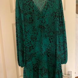 Immaculate Condition
Worn once
Lipsy
Friends Like These
Size UK 14
Dark Green and Black
Very Flattering Fit
Collection from Sedgley
