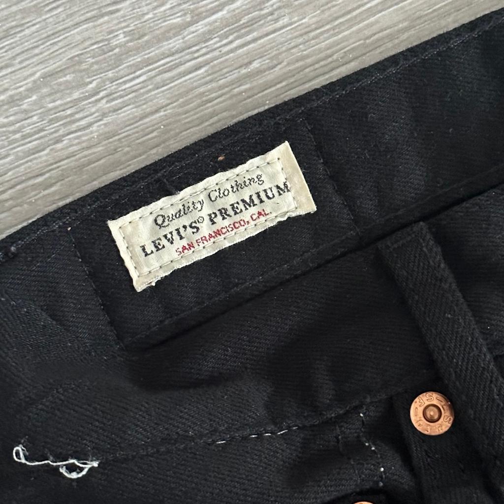 Levi’s Women’s jeans

501 Levi’s crop jeans - Black

Size: 24W 26L

Great condition only worn a few times

Brought for £100