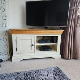 TV Stand only for sale NOT the Television or other items.
Cream and wood effect TVjhj stand originally from Oakland furniture.
In good condition we have just bought new furniture to replace.
L 100cm W 42cm H 60cm
Collect only Please