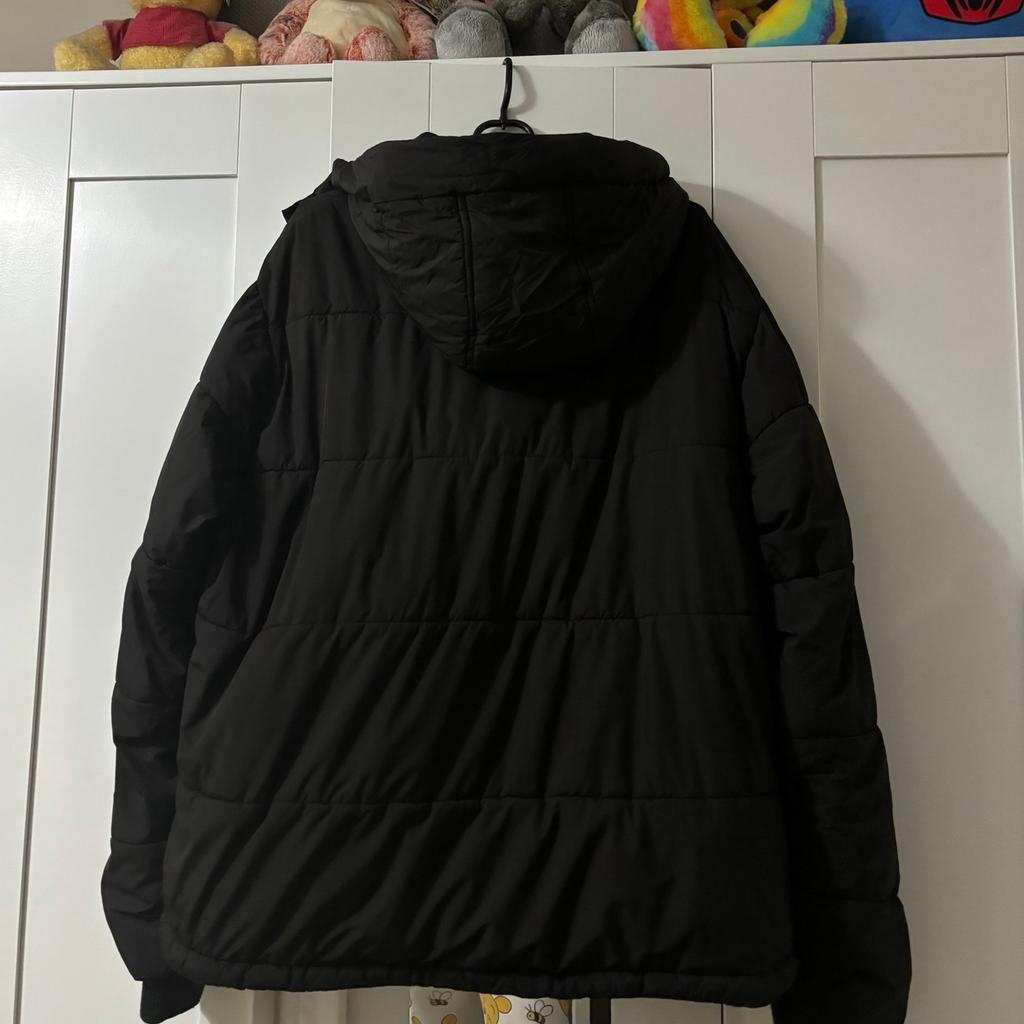 In good condition. Size 16. As you can see I’ve uploaded pictures of the right front pocket as the zip doesn’t go all the way down but still works and at the top of the coat on the hood one of the bottoms have come off.