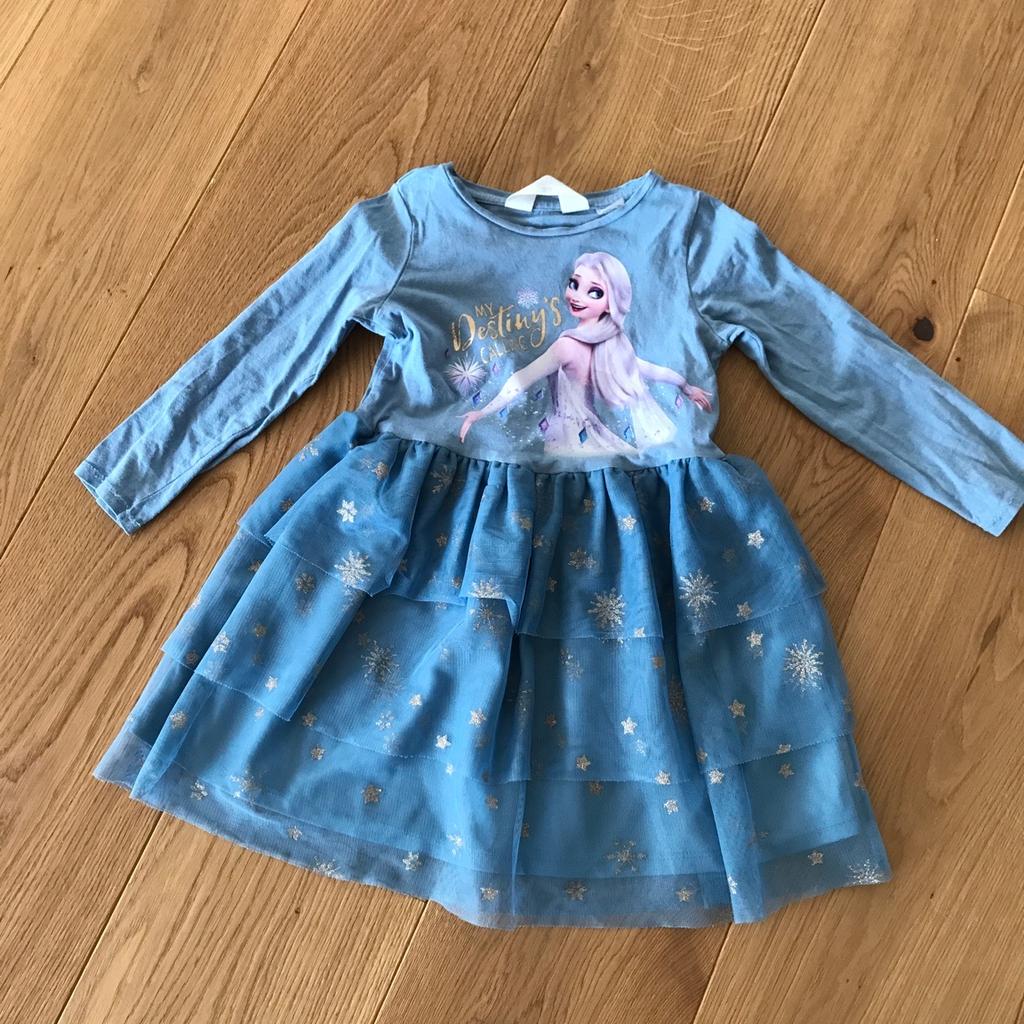 Kleid für kleine Prinzessinnen im Elsa-Style. Von unserer Tochter geliebt und gerne getragen. Ein Mini-Fleck an der Rückseite des rechten Ärmel (siehe Foto) fällt aber nicht auf.
Selbstabholung in Klaus
