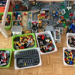 Diverses Lego zu verkaufen. Die Sachen sind größtenteils abgebaut und nicht sortiert. Das Strandhaus und der Strand sind kein originales Lego, aber mit diesem kompatibel.
Gerne können auch die Kisten mit dazugehörigem Schrank abgeholt werden. Nur Selbstabholung.