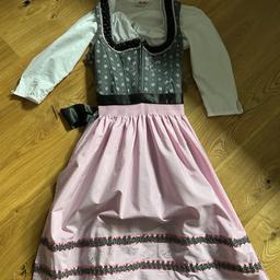 Dirndl (Marke Tramontana), Gr. 34 (S), mit rosa Schürze, 2 Blusen weiß in der Gr. 34 (S), in Göfis