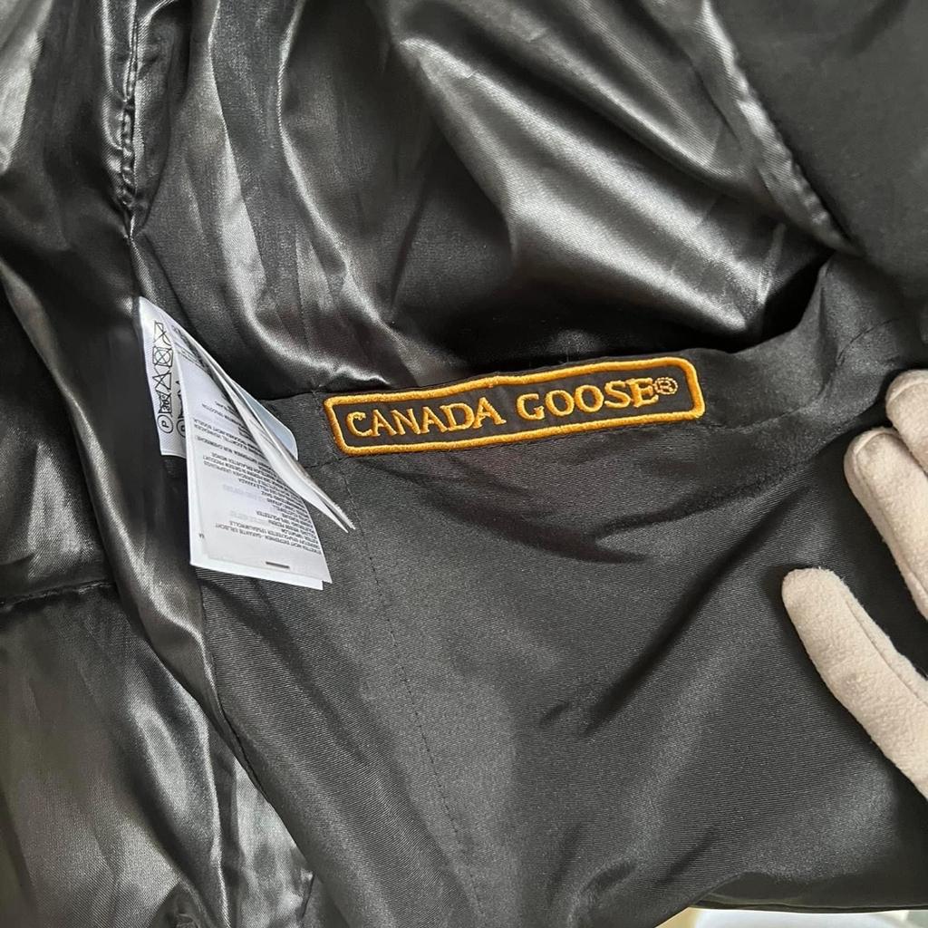 Brand new without tags Canada Goose Gilet Size Small. I would say it size Medium. Never been worn. Pockets still stiched together. Authentication please check the barcode.