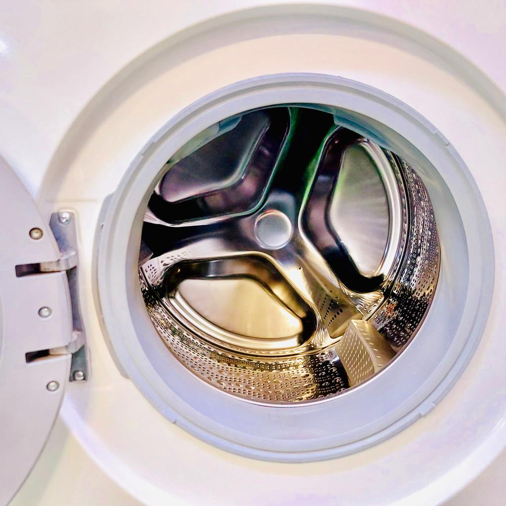 Eine super Waschmaschine von Siemens iQ300
Modell: WM14K270EX
Das Geräte wurde geprüft und gereinigt!
Voll funktionsfähig Gebrauchtartikel
⭐1 Jahr Gewährleistung


Tel: 01632563493

* Gerätemaße (H x B x T): 84,8 cm x 59,8 cm x 59,0 cm
* unterschiebbar ab 85 cm Nischenhöhe

⭐Lieferung gegen Aufpreis möglich.
⭐Anschluss Waschmaschine - 10 Euro
⭐Altgerätemitnahme - Kostenlos

* Energieeffizienzklasse A+++
* 8 kg Fassungsvermögen
* 1400 Touren

iSensoric Waschmaschine mit sensorgesteuerter speedPerfect Option für perfekte Waschergebnisse in bis zu 65% weniger Zeit.

* Beschleunigen Sie Ihre Programme oder waschen Sie in nur 15 Minuten - speedPack L für Waschmaschinen
Beschleunigen Sie den Waschvorgang mit der zeitsparenden varioSpeed-Funktion oder waschen Sie Ihre Wäsche in Rekordzeit mit den Programmen super15' und super30'. Mit dem speedPack L für Waschmaschinen.