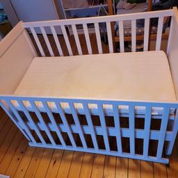 Wir verkaufen ein Kinderbett "Sundvik" von Ikea. Da wir es als Beistellbett direkt an unserem Bett stehen hatten, haben wir die Füße erhöht, so dass die Matratzen auf gleicher Höhe waren. Die Zusatzfüße können aber problemlos wieder abgeschraubt werden. Zur Abholung ist das Bett bereits zerlegt.
