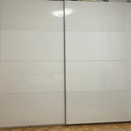 Schwebetürenschrank - Glasfront 270*224
Kann gerne besichtigt werden ..
je Seite -> 4 Einlageböden + 1 Kleiderstange
Weiß Glasfront