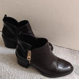 Here I have these nice Zara boots in good condition which have a brown front & black at the back with gold colour zip.
They're in good condition and are a size 35 which I think is a size 2.5 or 3. Collection preferred from Dagenham or I can arrange postage at your expense. Please check my other things available thanks.