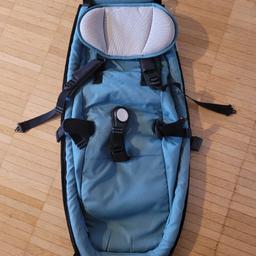 Babysitz mit Nackenstütze und Tasche. Nur 2-3 Mal verwendet. 5 Gurtsystem