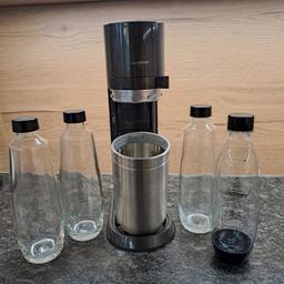 Neue Version vom Sodastream mit 3 Glasflaschen und 1 Plastik Flasche war wenig in Verwendung und im Zylinder ist sogar noch Sprudel drin ..