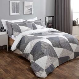 New clearance superking textured bedding set,
Consists of duvet cover plus 2 pillow cases.
Collect BL3