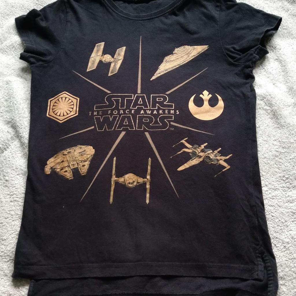 Boys Black Star wars t-shirt by Next
Aged 10 years

Short sleeve black t-shirt with Star wars motifs

Excellent used condition plenty of wear left

Smoke and pet free home.

Postage costs cover postage and packaging