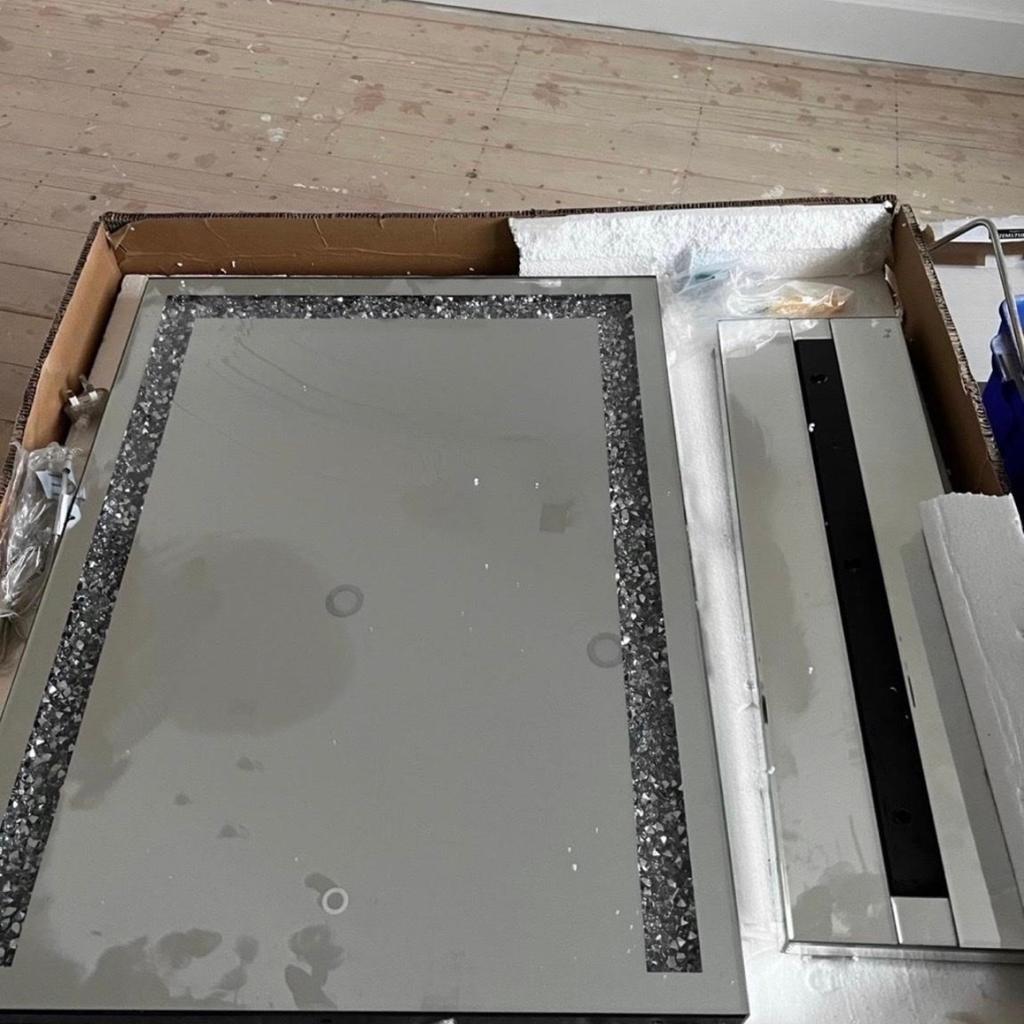 Julien Macdonald Large Encapsulated Crystal Light Up Table Mirror.

Item is new. Damage on the side as pictured. Lights up and in all working order.

Please see my other bargains :)