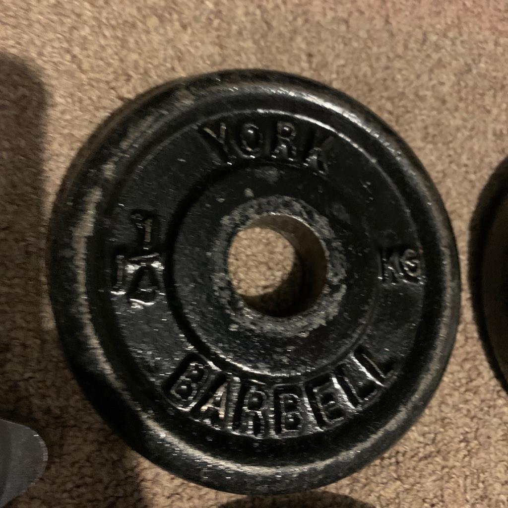 used but still in ok condition silver plate is 2.75kg small black plate is 0.5kg and big black plate is 1.25kg. perfect to start slow with home gym