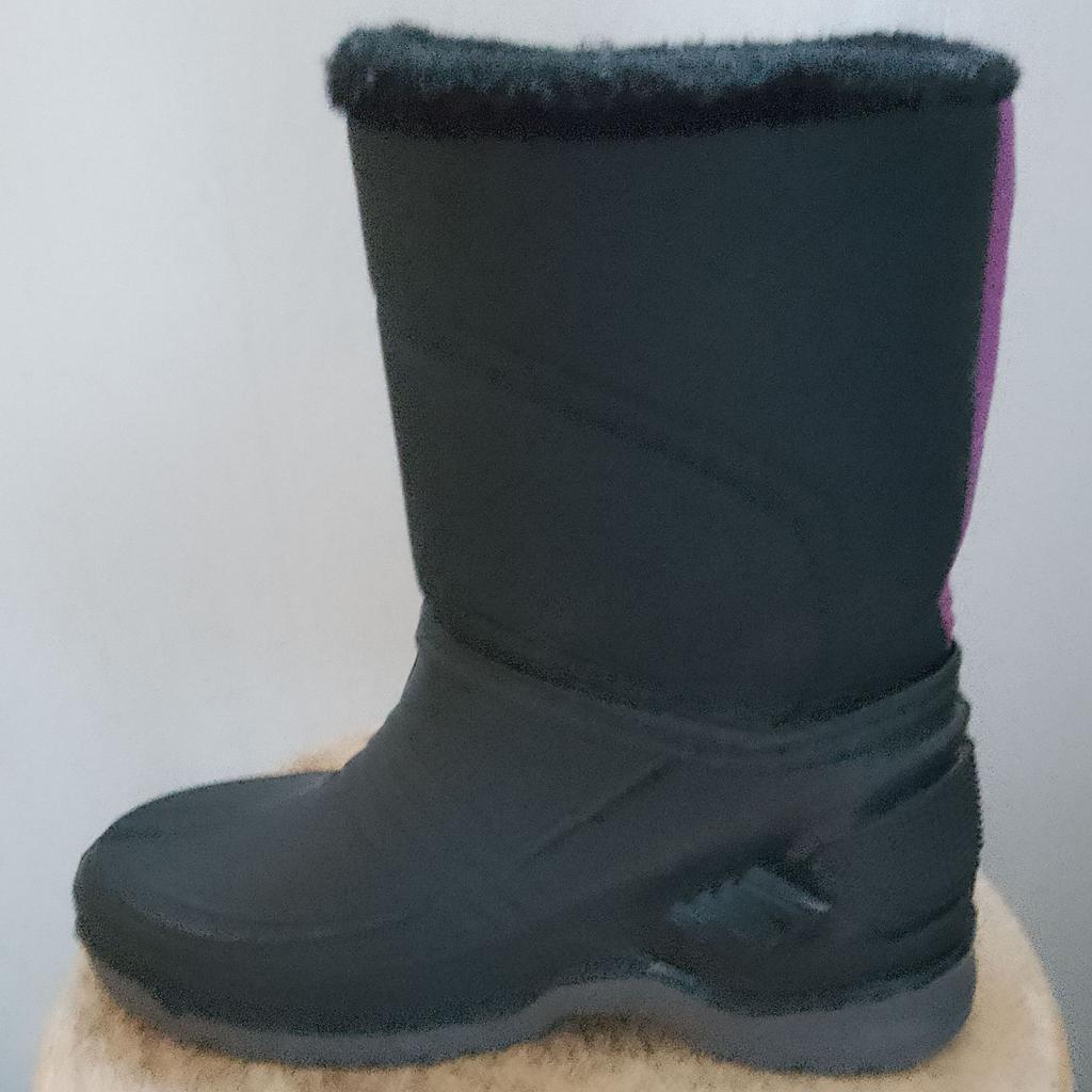 Outdoor Boots - UK size 5 (38)
Warm lining 100% polyester.
Worn a couple of times only and see all photographs which form part of the description.
Excellent condition.
Collection from Harlington near Heathrow with cash on collection.