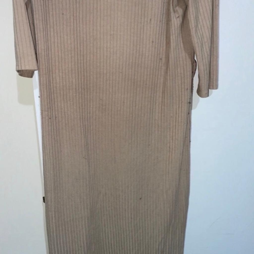 NO OFFERS PLEASE
Will need washing before worn
In good condition
Has a slight stain but intact
Has slight bobbling as shown on the pictures
Size - 16
Includes a belt which will be given

#primarkdress #clothes #dress #primarkfashion #primark #primarkfashion