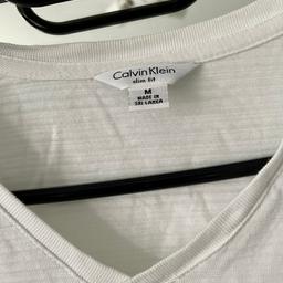 Weißes Shirt von Calvin Klein
Leicht durchsichtig und anliegend (Slim Fit)
Kaum getragen
W 43cm / L 67cm
100% Baumwolle 

#whiteshirt #calvinklein #tshirt #slimfit