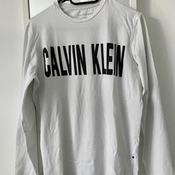 Weißes Langarmshirt von Calvin Klein Jeans mit großem Aufdruck in Schwarz
Aufdruck im Used Look leicht ausgeblichener Samt, der sich ablöst
Wurde nur selten getragen
W 40cm / L 67cm
Sitzt eher eng anliegend

#calvinklein #calvinkleinjeans #longsleeve #langarmshirt