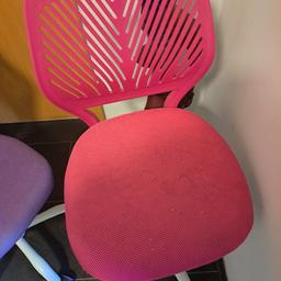 Rosa Bürostuhl für Kinder zu verschenken. Gebraucht. Flecken auf dem Sitz. Voll funktionsfähig.